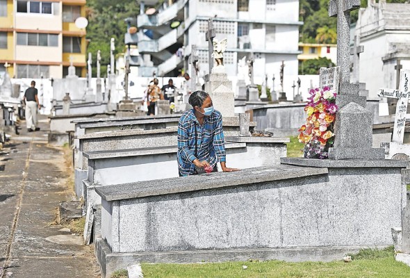 Panameños honraron a sus fallecidos con ofrendas. Panameños honraron a sus fallecidos con ofrendas.