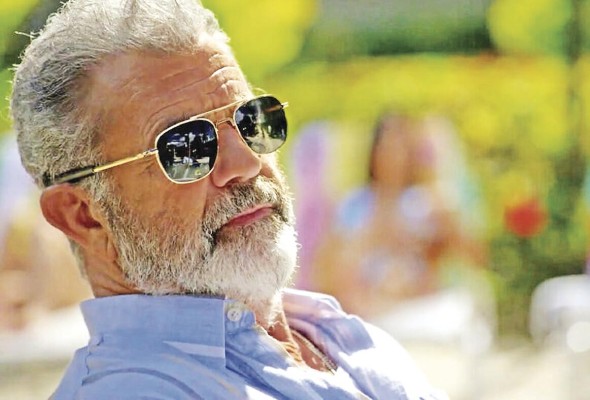 Mel Gibson aparece esporádicamente en la cinta y con frases cliché del género de acción de 1980. Mel Gibson aparece esporádicamente en la cinta y con frases cliché del género de acción de 1980.
