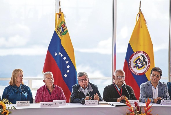 Gobierno de Colombia y ELN reinician diálogo de paz en Caracas. Gobierno de Colombia y ELN reinician diálogo de paz en Caracas.