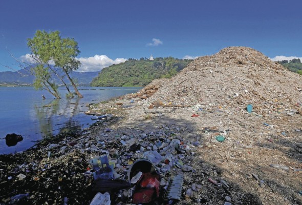 Quienes carecen de servicios de agua y saneamiento en América Latina y el Caribe se encuentran concentrados en zonas periurbanas, en los cinturones de pobreza que existen en la periferia de muchas de las ciudades de la región. Quienes carecen de servicios de agua y saneamiento en América Latina y el Caribe se encuentran concentrados en zonas periurbanas, en los cinturones de pobreza que existen en la periferia de muchas de las ciudades de la región.