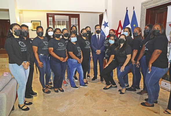 15 mujeres fueron graduadas como agentes de cambio contra la violencia de género por parte de la Fundación Calicanto. 15 mujeres fueron graduadas como agentes de cambio contra la violencia de género por parte de la Fundación Calicanto.