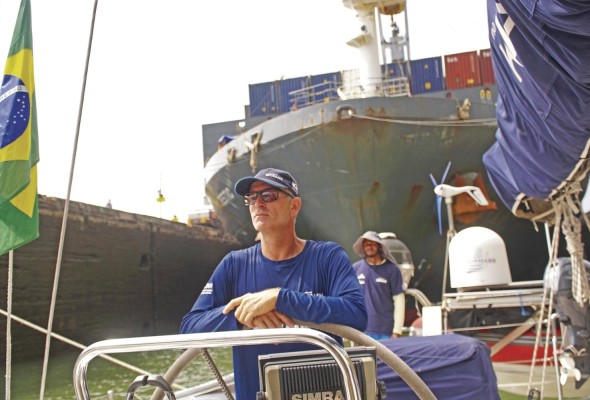 El velero Kat cruza el Canal de Panamá comandado por Wilhelm Schurmann. La familia estuvo en el país por tres semanas y nos contaron su historia de vida en el mar. El velero Kat cruza el Canal de Panamá comandado por Wilhelm Schurmann. La familia estuvo en el país por tres semanas y nos contaron su historia de vida en el mar.