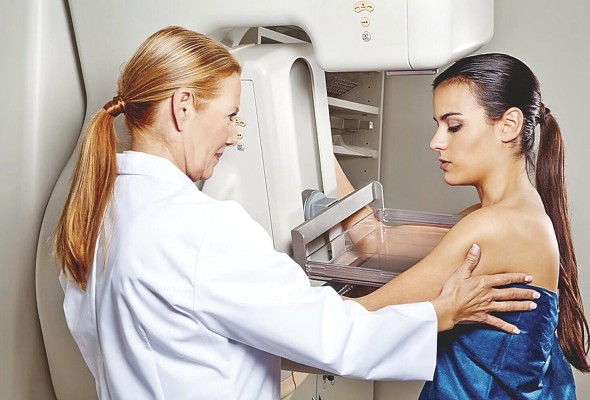 La principal causa es el factor hereditario, pues entre el 5% y 10% de las pacientes tienen antecedentes familiares. La principal causa es el factor hereditario, pues entre el 5% y 10% de las pacientes tienen antecedentes familiares.