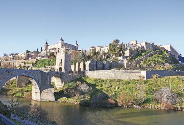 Toledo es una antigua ciudad situada en una colina sobre las llanuras de Castilla-La Mancha, en España central. Toledo es una antigua ciudad situada en una colina sobre las llanuras de Castilla-La Mancha, en España central.