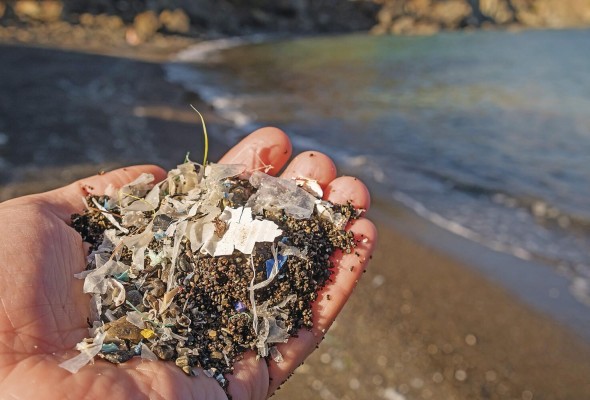 El plástico y el microplástico son los grandes contaminantes de los océanos. El plástico y el microplástico son los grandes contaminantes de los océanos.