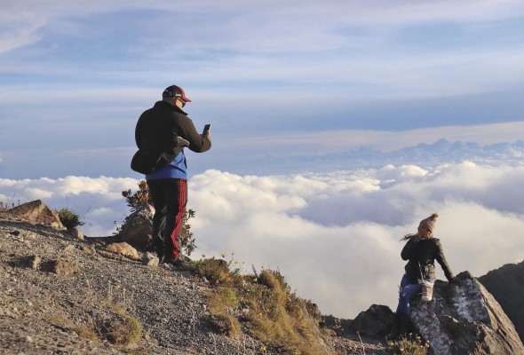 Si el cielo está despejado, hay que aprovechar antes de que la neblina dificulte la escalada. Si el cielo está despejado, hay que aprovechar antes de que la neblina dificulte la escalada.