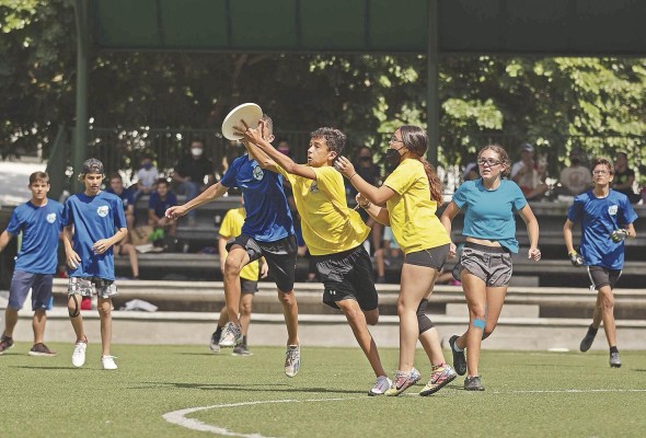 El Ultimate Frisbee se juega en un campo rectangular con dos zonas de anotación. El Ultimate Frisbee se juega en un campo rectangular con dos zonas de anotación.