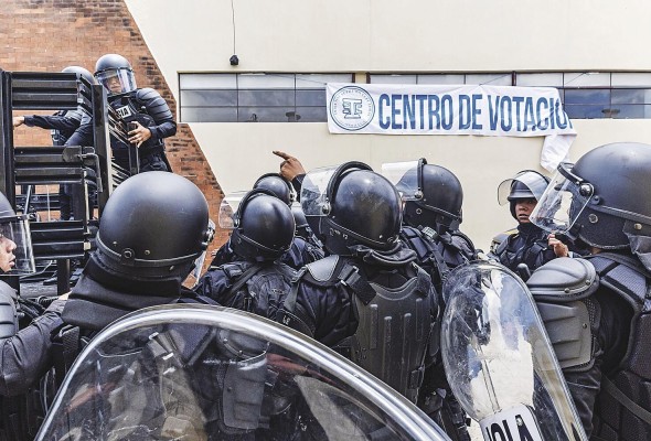 Policías acordonan el centro de votación de San José del Golfo, en el departamento de Guatemala (Guatemala), el pasado 25 de junio de 2023. Policías acordonan el centro de votación de San José del Golfo, en el departamento de Guatemala (Guatemala), el pasado 25 de junio de 2023.