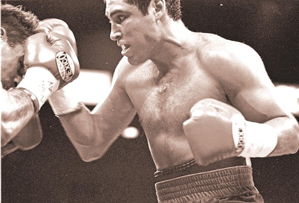 En boxeo amateur, Óscar de la Hoya fue medallista de oro en los Juegos Olímpicos de 1992. En su etapa profesional fue campeón mundial en seis divisiones distintas. En boxeo amateur, Óscar de la Hoya fue medallista de oro en los Juegos Olímpicos de 1992. En su etapa profesional fue campeón mundial en seis divisiones distintas.