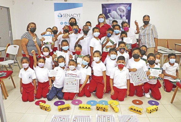 Los estudiantes y el equipo docente celebran los resultados del taller educativo. Los estudiantes y el equipo docente celebran los resultados del taller educativo.