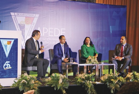 El secretario de Energía, Jorge Rivera Staff, durante un panel este martes 9 de mayo 2023, en el IX Foro de Energía: “Ruta para atender las necesidades de la seguridad energética en Panamá”, organizado por la Apede. El secretario de Energía, Jorge Rivera Staff, durante un panel este martes 9 de mayo 2023, en el IX Foro de Energía: “Ruta para atender las necesidades de la seguridad energética en Panamá”, organizado por la Apede.
