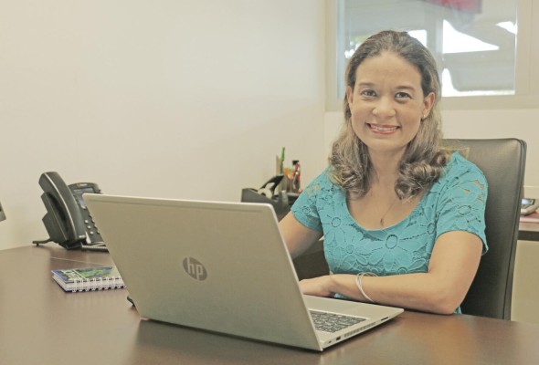 La ingeniera Omaira Michell Rodríguez, en su oficina de Senacyt. La ingeniera Omaira Michell Rodríguez, en su oficina de Senacyt.