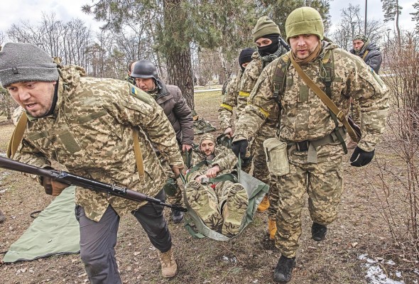 Miembros de las Fuerzas de Defensa Territorial asisten a una sesión de entrenamiento sobre técnicas de primeros auxilios, este miércoles, en Kiev. Miembros de las Fuerzas de Defensa Territorial asisten a una sesión de entrenamiento sobre técnicas de primeros auxilios, este miércoles, en Kiev.