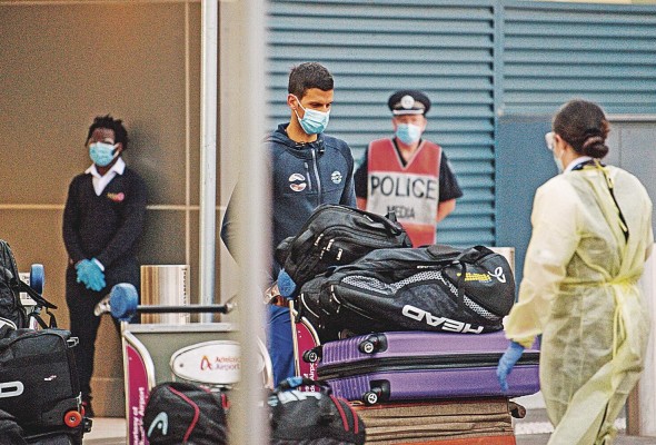 Djokovic pidió en su carta el traslado de los jugadores a viviendas privadas con canchas de tenis para entrenar. Djokovic pidió en su carta el traslado de los jugadores a viviendas privadas con canchas de tenis para entrenar.