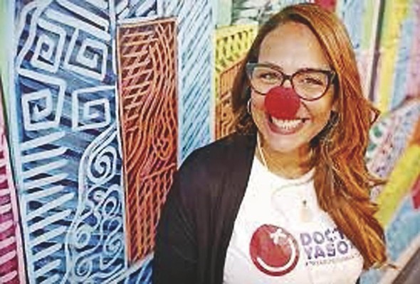 Ianna Borrel 'Los niños son lo más importante en este mundo, debemos asegurarles su salud física, emocional y mental'. Ianna Borrell (Caracas, 1967) es publicista de profesión, pero hace muchos años decidió dedicar esfuerzos para ayudar a los niños: suturar sus emociones, alimentar su espíritu. Su misión: que los chiquillos, cuando están enfermos, afronten los momentos duros con más fuerza. Y es que hay un tratamiento que no tiene efectos secundarios ni necesita receta, tampoco prescribe. La risa es esa terapia que cura el alma y, por ende, el cuerpo. Por ello, al migrar a Panamá, fundó Doctor Yaso Panamá-Payasos humanitarios, una organización sin fines de lucro que nació en Venezuela. Ianna Borrel 'Los niños son lo más importante en este mundo, debemos asegurarles su salud física, emocional y mental'. Ianna Borrell (Caracas, 1967) es publicista de profesión, pero hace muchos años decidió dedicar esfuerzos para ayudar a los niños: suturar sus emociones, alimentar su espíritu. Su misión: que los chiquillos, cuando están enfermos, afronten los momentos duros con más fuerza. Y es que hay un tratamiento que no tiene efectos secundarios ni necesita receta, tampoco prescribe. La risa es esa terapia que cura el alma y, por ende, el cuerpo. Por ello, al migrar a Panamá, fundó Doctor Yaso Panamá-Payasos humanitarios, una organización sin fines de lucro que nació en Venezuela.