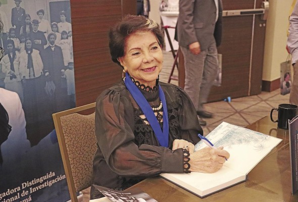 Firma de libros luego del acto de reconocimiento. Firma de libros luego del acto de reconocimiento.