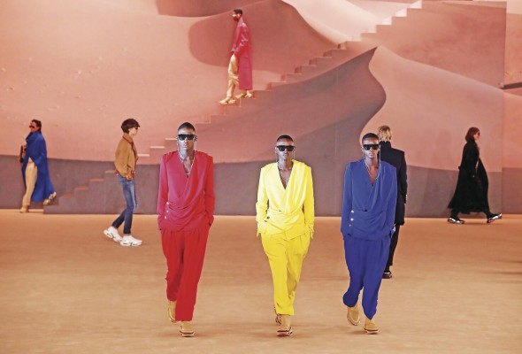 Creaciones de la colección masculina del diseñador francés Olivier Rousteing en foto de archivo. Creaciones de la colección masculina del diseñador francés Olivier Rousteing en foto de archivo.