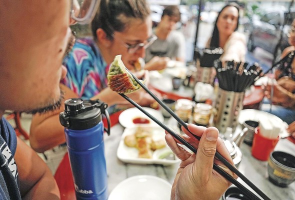 La oferta gastronómica china va más allá del arroz y los fideos. En Panamá encontrará gran variedad de platos incluyendo pastelería, variedad de tés, diumplings, platos vegetarianos y con carnes, aves y pescados La oferta gastronómica china va más allá del arroz y los fideos. En Panamá encontrará gran variedad de platos incluyendo pastelería, variedad de tés, diumplings, platos vegetarianos y con carnes, aves y pescados