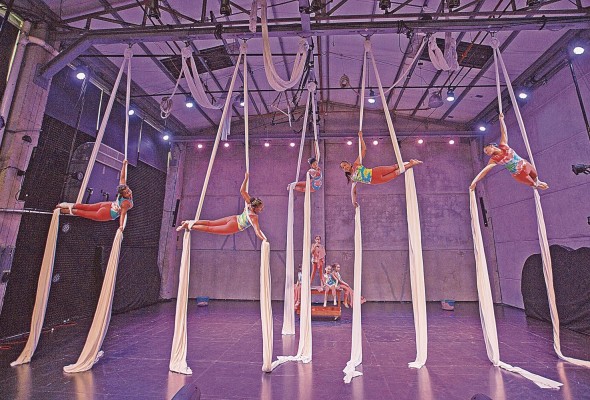 La disciplina y la constancia son habilidades que se desarrollan al practicar tanto la danza aérea como la contemporánea. La disciplina y la constancia son habilidades que se desarrollan al practicar tanto la danza aérea como la contemporánea.