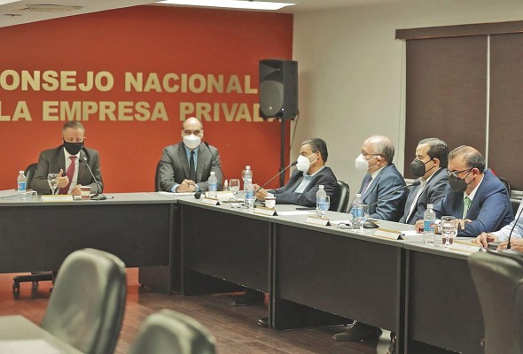 El viceministro Carlo Rognoni, en la reunión de la comisión agropecuaria de Conep. El viceministro Carlo Rognoni, en la reunión de la comisión agropecuaria de Conep.