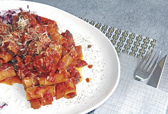 Rigatoni con ragú napolitano de la nona Rigatoni con ragú napolitano de la nona