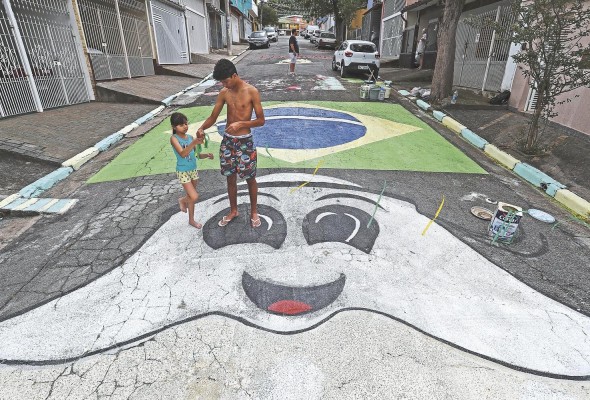 Los brasileños pintan una calle con los colores verde y amarillo. Los brasileños pintan una calle con los colores verde y amarillo.