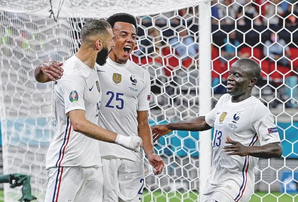 El sevillista Jules Koundé aseguró este jueves que el equipo nacional francés de fútbol “será muy competitivo” el próximo lunes frente a Suiza para intentar alcanzar los cuartos de final de la Eurocopa. El sevillista Jules Koundé aseguró este jueves que el equipo nacional francés de fútbol “será muy competitivo” el próximo lunes frente a Suiza para intentar alcanzar los cuartos de final de la Eurocopa.