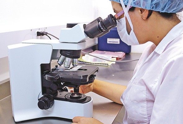 La microbiología abarca desde ecosistemas y alimentos, hasta medicinas y la resistencia a drogas. La microbiología abarca desde ecosistemas y alimentos, hasta medicinas y la resistencia a drogas.