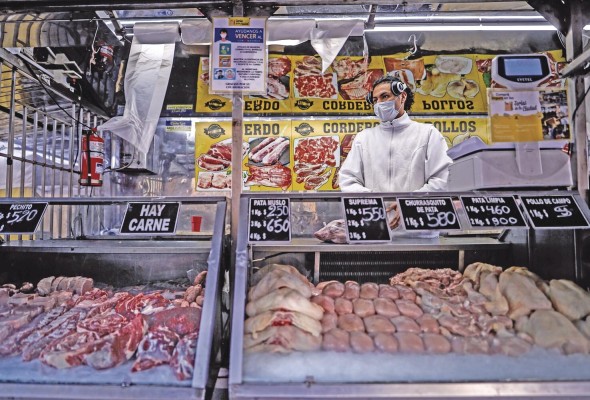 Un hombre vende carne en una feria comunitaria de Buenos Aires (Argentina). Un hombre vende carne en una feria comunitaria de Buenos Aires (Argentina).