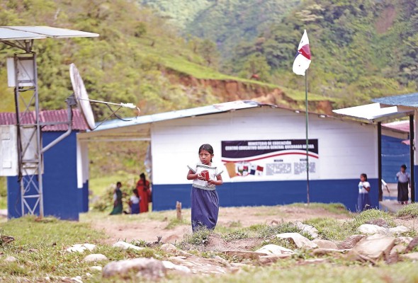 La comunidad de Quebrada Hacha, en la comarca Ngäbe Buglé, se encuentra a poco más de una hora de camino desde la carretera más cercana. La comunidad de Quebrada Hacha, en la comarca Ngäbe Buglé, se encuentra a poco más de una hora de camino desde la carretera más cercana.