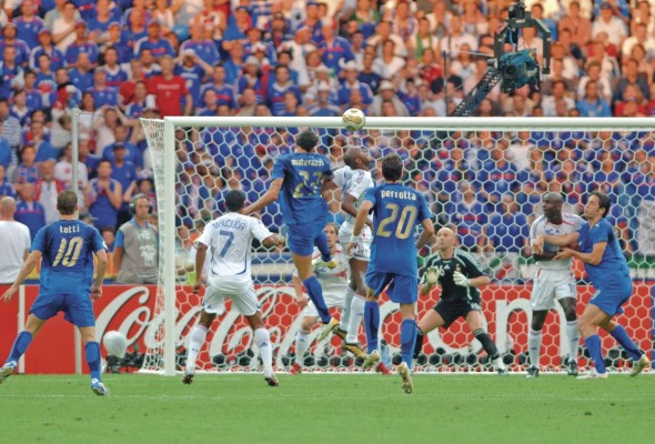 El defensor italiano se eleva para empatar el partido 1-1, doce minutos después de haber incurrido en la falta penal que derivó en el gol francés. El defensor italiano se eleva para empatar el partido 1-1, doce minutos después de haber incurrido en la falta penal que derivó en el gol francés.