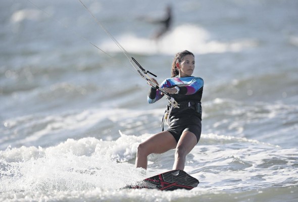 El 'kitesurf', una variante del deporte del 'surf' y que tiene sus orígenes el siglo XII. El 'kitesurf', una variante del deporte del 'surf' y que tiene sus orígenes el siglo XII.
