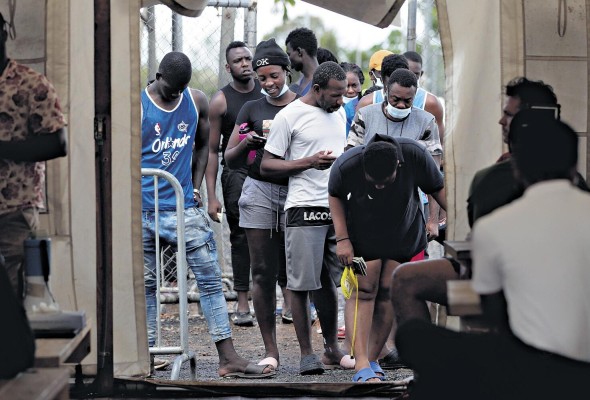 Migrantes hacen fila para registrarse en el albergue de San Vicente en Darién Migrantes hacen fila para registrarse en el albergue de San Vicente en Darién