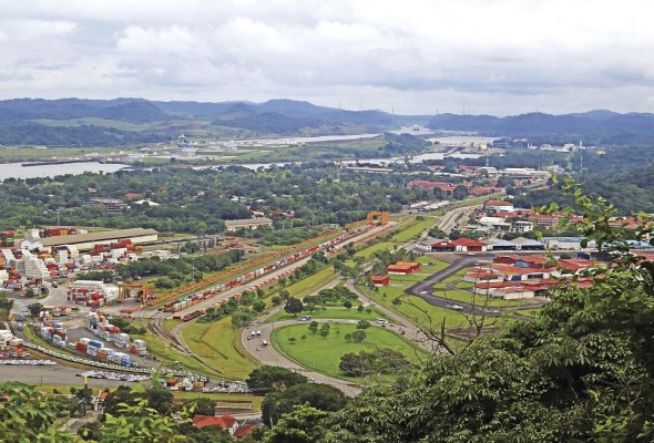 El cerro Ancón, con su posición privilegiada, resultaba una locación estratégica para las labores de vigilancia e inteligencia que realizaba el Ejército de Estados Unidos en Panamá. En la fotografía, una vista hacia las esclusas del Canal y el puerto de Balboa. El cerro Ancón, con su posición privilegiada, resultaba una locación estratégica para las labores de vigilancia e inteligencia que realizaba el Ejército de Estados Unidos en Panamá. En la fotografía, una vista hacia las esclusas del Canal y el puerto de Balboa.