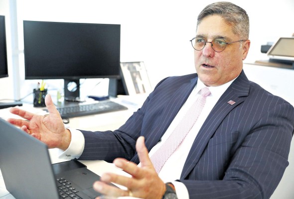 El presidente de la junta directiva de Atlas Bank, Andrew Russell, durante la entrevista con La Estrella. El presidente de la junta directiva de Atlas Bank, Andrew Russell, durante la entrevista con La Estrella.