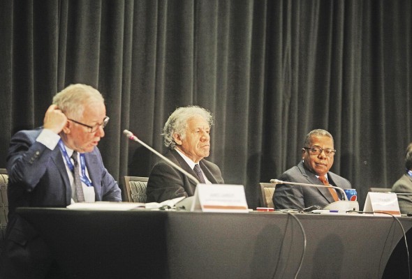 El secretario general de la Organización de Estados Americanos (OEA), Luis Almagro (c), participa en el IX Foro de la Sociedad Civil hoy, en Los Ángeles (EE.UU.). El secretario general de la Organización de Estados Americanos (OEA), Luis Almagro (c), participa en el IX Foro de la Sociedad Civil hoy, en Los Ángeles (EE.UU.).