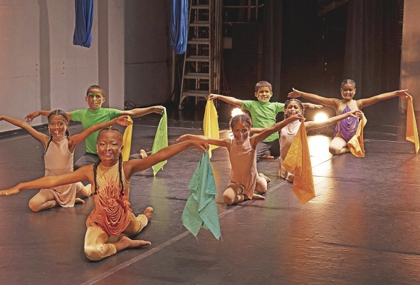 Gramo Danse fue fundada por las profesoras Graciela y Mónica Newsam en 1997. Gramo Danse fue fundada por las profesoras Graciela y Mónica Newsam en 1997.