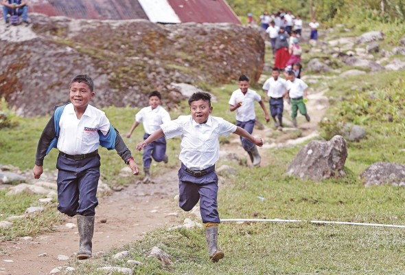En la escuela Quebrada Hacha asisten más de 300 estudiantes. En la escuela Quebrada Hacha asisten más de 300 estudiantes.