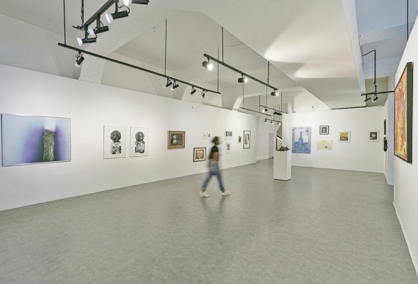 La muestra se exhibe en la planta baja del museo. La muestra se exhibe en la planta baja del museo.