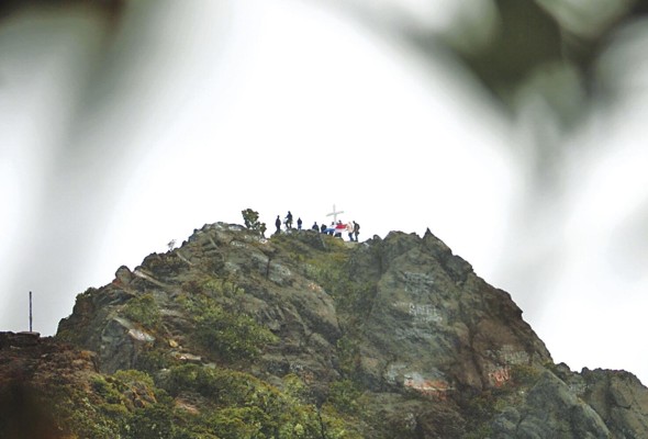 Para poder llegar a la cima del volcán se tiene dos opciones: a pie o en auto tipo 4x4. Para poder llegar a la cima del volcán se tiene dos opciones: a pie o en auto tipo 4x4.