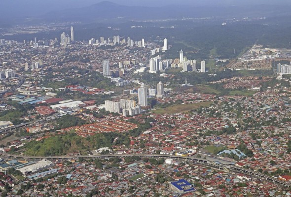 Para muchos, los problemas de congestión del tráfico en la ciudad de Panamá están relacionados con 'el hacinamiento' de la misma. No obstante, los datos muestran que la ciudad de Panamá se ha estado haciendo menos densa y más dispersa, siendo esta dispersión la verdadera causa de la disfuncionalidad del tráfico vehicular. Para muchos, los problemas de congestión del tráfico en la ciudad de Panamá están relacionados con 'el hacinamiento' de la misma. No obstante, los datos muestran que la ciudad de Panamá se ha estado haciendo menos densa y más dispersa, siendo esta dispersión la verdadera causa de la disfuncionalidad del tráfico vehicular.