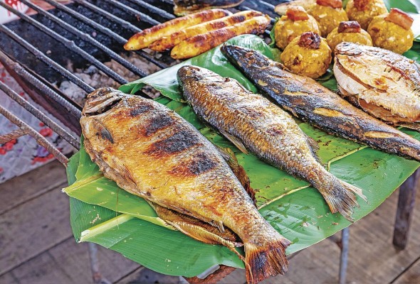 Pescado amazónico a la parrilla en el mercado de Iquitos, en Loreto. Pescado amazónico a la parrilla en el mercado de Iquitos, en Loreto.