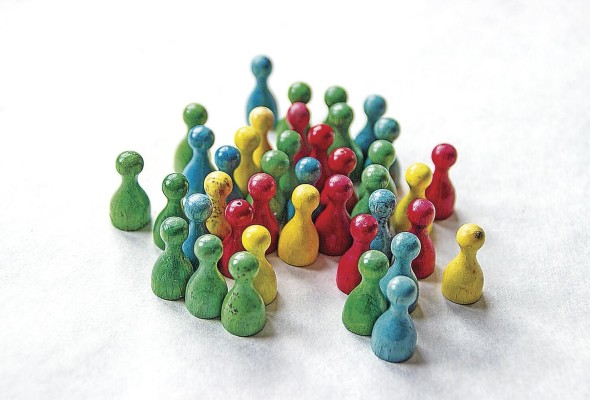 En una democracia pluralista los partidos políticos son necesarios para encauzar la diversidad ideológica o de opiniones. En una democracia pluralista los partidos políticos son necesarios para encauzar la diversidad ideológica o de opiniones.