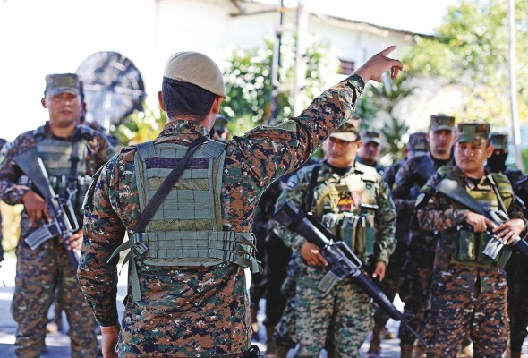 Fotografía de un cerco militar instalado por el Gobierno como parte del régimen de excepción en la comunidad “La Granjita”, de San Salvador (El Salvador). Fotografía de un cerco militar instalado por el Gobierno como parte del régimen de excepción en la comunidad “La Granjita”, de San Salvador (El Salvador).
