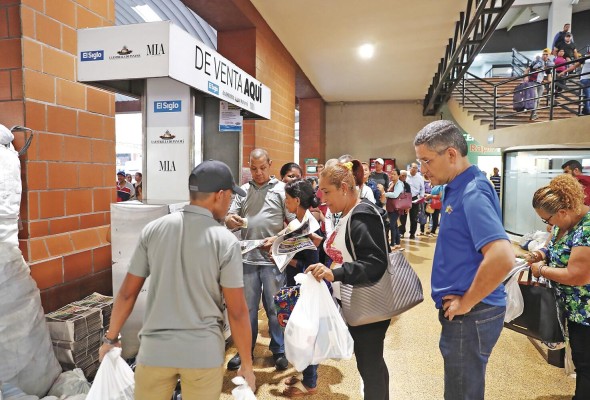 Culmina con éxito la entrega del 'pack carnavalero' Culmina con éxito la entrega del 'pack carnavalero'
