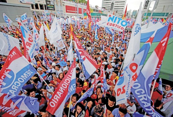 El PRD está dividido entre dos poderosos actores que controlan la mitad del partido. El PRD está dividido entre dos poderosos actores que controlan la mitad del partido.