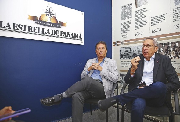 Los abogados Raúl Molina y Carlos Raúl Moreno, del Grupo Acción por Igualdad Financiera Internacional Los abogados Raúl Molina y Carlos Raúl Moreno, del Grupo Acción por Igualdad Financiera Internacional