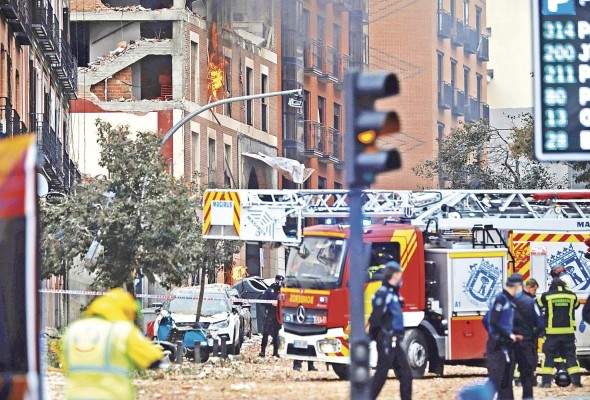 Efectivos de Bomberos, Policía y equipos de emergencias trabajan en la calle Toledo de Madrid. Efectivos de Bomberos, Policía y equipos de emergencias trabajan en la calle Toledo de Madrid.