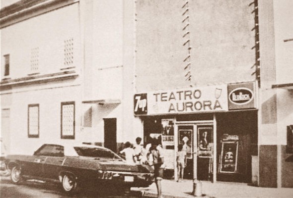 Teatro Aurora. Los primeros teatros de proyección cinematográfica compartían el escenario con otras artes como danza, teatro y música, aportando a la diversificación cultural. Teatro Aurora. Los primeros teatros de proyección cinematográfica compartían el escenario con otras artes como danza, teatro y música, aportando a la diversificación cultural.