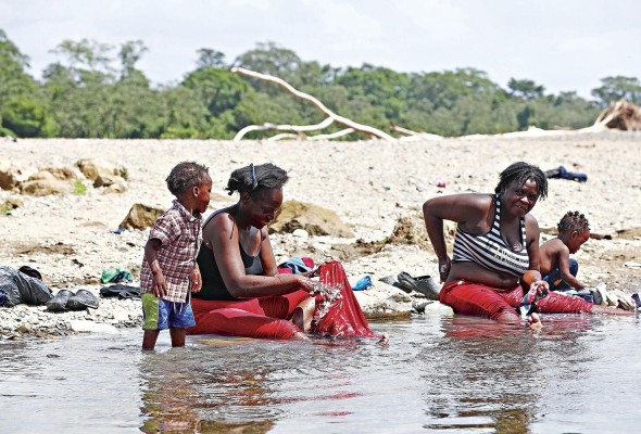 Tras cinco días de recorrido por la selva, los migrantes aprovechan las fluentes de agua para el aseo personal Tras cinco días de recorrido por la selva, los migrantes aprovechan las fluentes de agua para el aseo personal